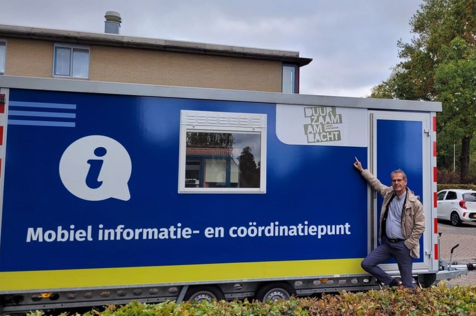Wethouder Ralf Lafleur staat bij de duurzaamheidswagen