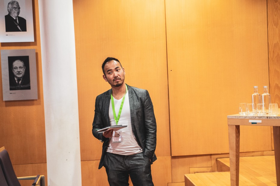 William Voorberg staat voor een zaal