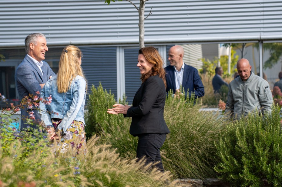 Pauzemoment buiten op een groen bedrijventerrein