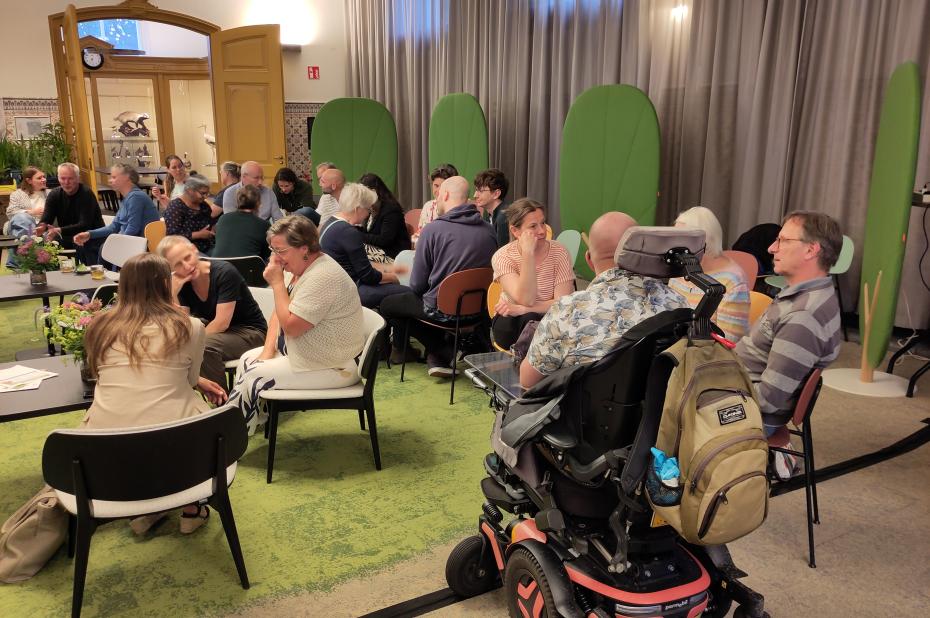 Bewoners in gesprek over vergroenen van tuinen en balkons 