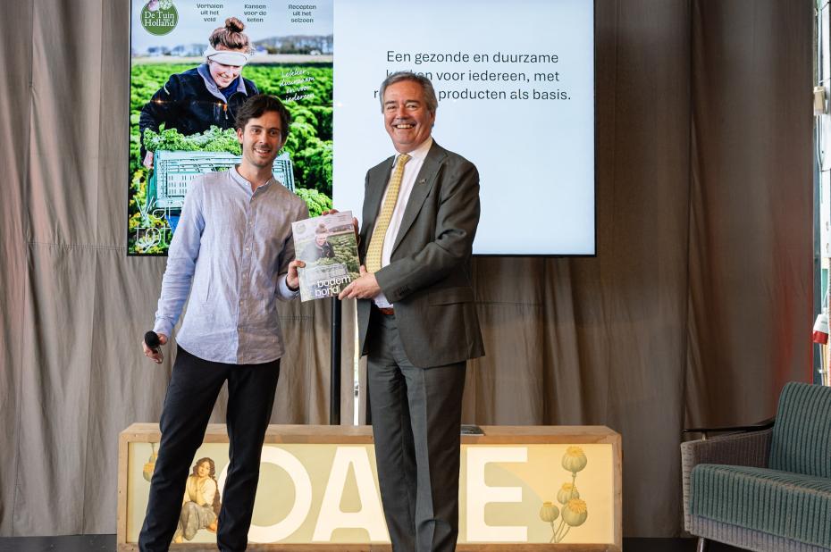 Gedeputeerde Meindert Stolk neemt het magazine van De Tuin van Holland in ontvangst