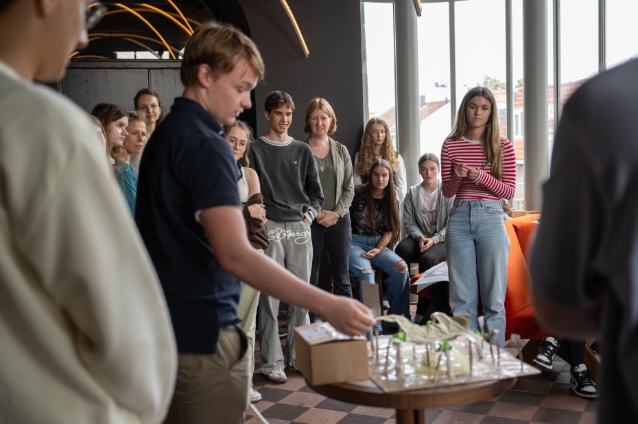 Jongerern presenteren elkaar hun ideeën voor het Dordtse Statenplein met hun maquette