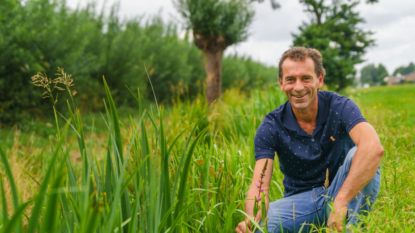 Boer houdt kruidenrijk plantje vast langs de slootkant in zijn wei