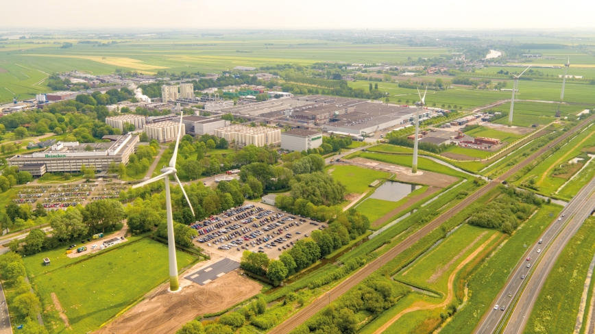 Luchtfoto van het HEINEKEN terrein in Zoeterwoude met veel groen en windmolens