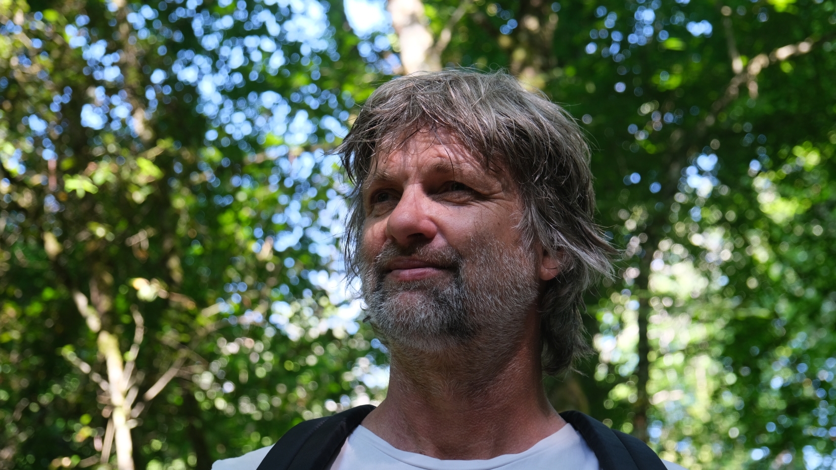 Portret van Bob Houtkamp met rugzak in het bos