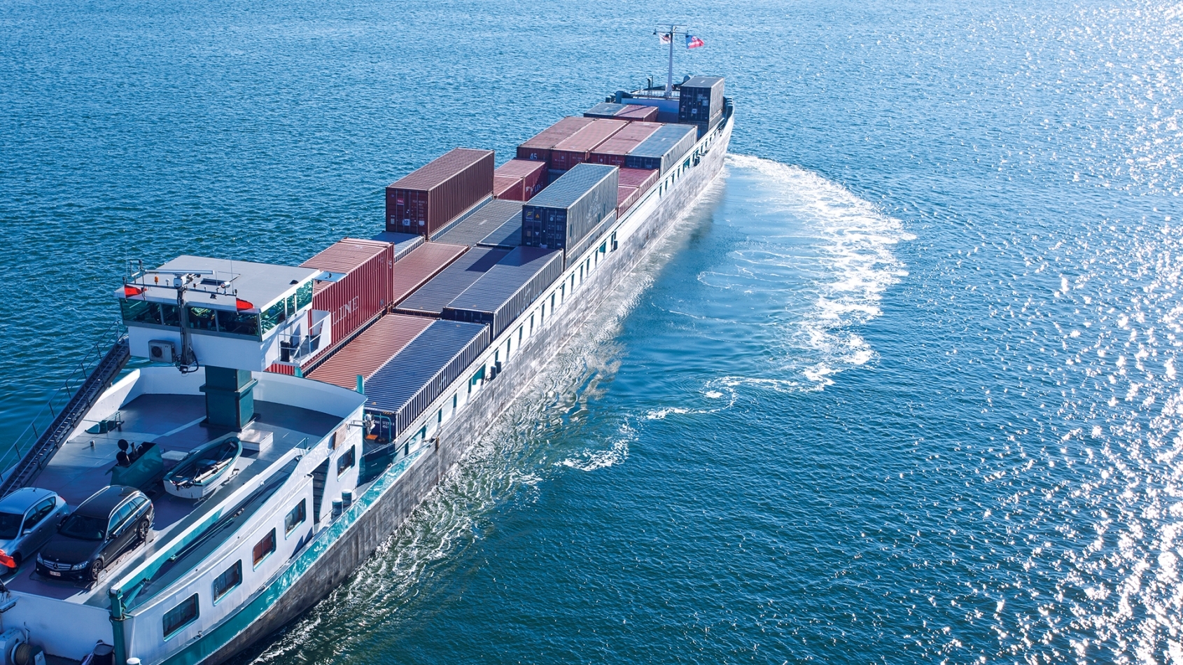 Een containerschip vaart over een helderblauw water