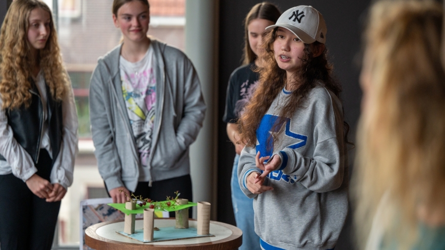 Dordtse jongere presenteert plan voor overkapping van een plein met maquette