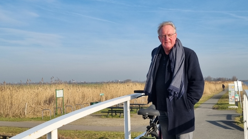 Wethouder Bart van der Leede, gemeente Midden-Delfland staat op een brug in het buitengebied