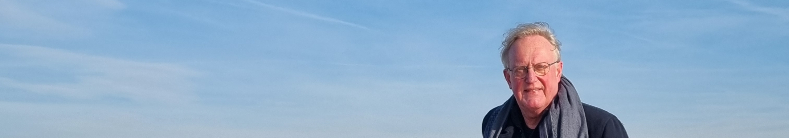 Wethouder Bart van der Leede, gemeente Midden-Delfland staat op een brug in het buitengebied