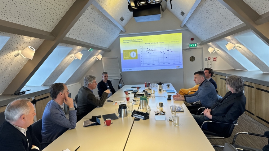 Wethouder Frank Rijkaart luistert met interesse naar de presentatie van Farm Frites