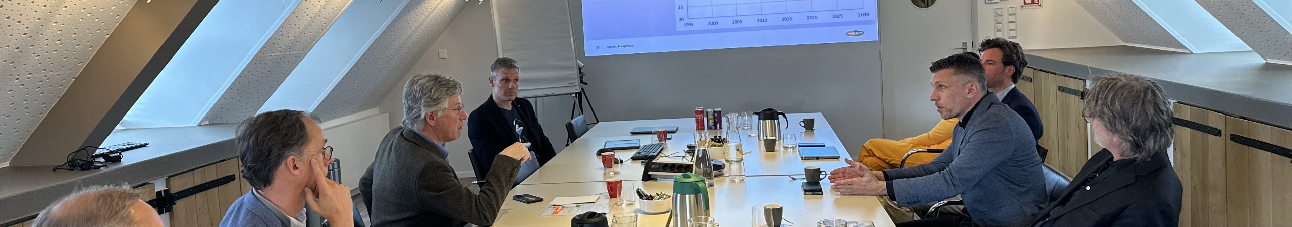 Wethouder Frank Rijkaart luistert met interesse naar de presentatie van Farm Frites
