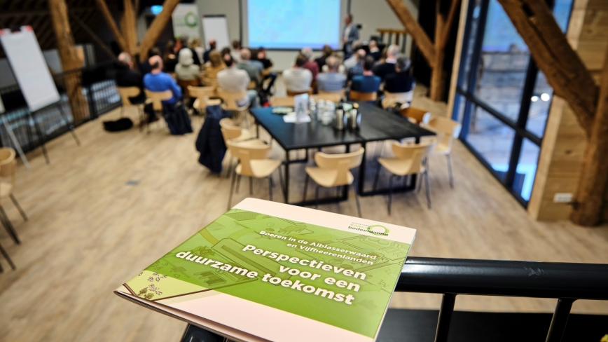 aan tafeks gaan boeren en professionals in gesprek over de inspiratiekaart 