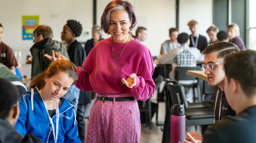 Mooncake in gesprek met leerlingen tijdens de hackaton