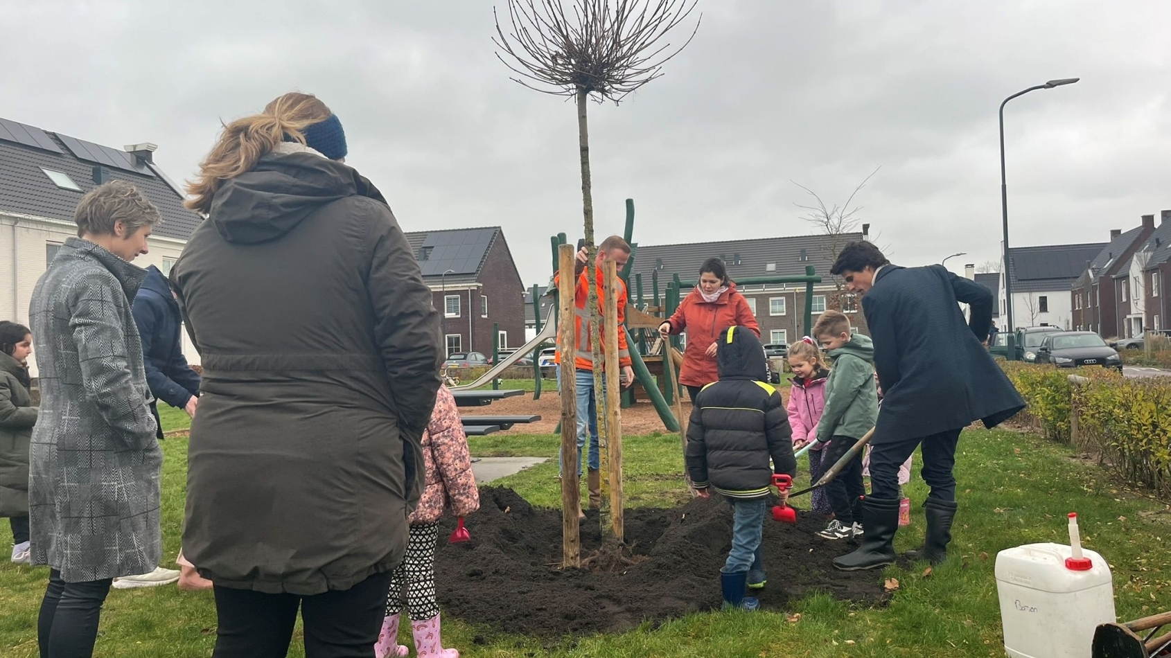 Wethouder Mark de Boer plant een boom met een aantal kinderen