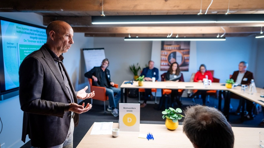 Raymond Noordermeer spreekt voor een groep bestuurders over de plannen voor de Groene Cirkel Kaas en Bodemdaling