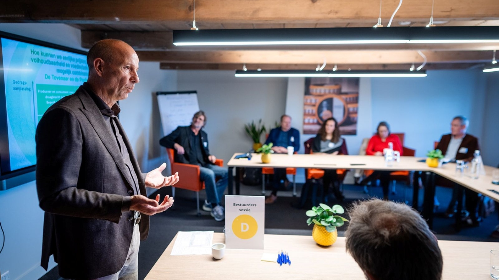Raymond Noordermeer spreekt voor een groep bestuurders over de plannen voor de Groene Cirkel Kaas en Bodemdaling