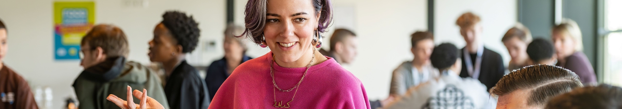 Jonneke de Zeeuw in gesprek met leerlingen tijdens de hackaton