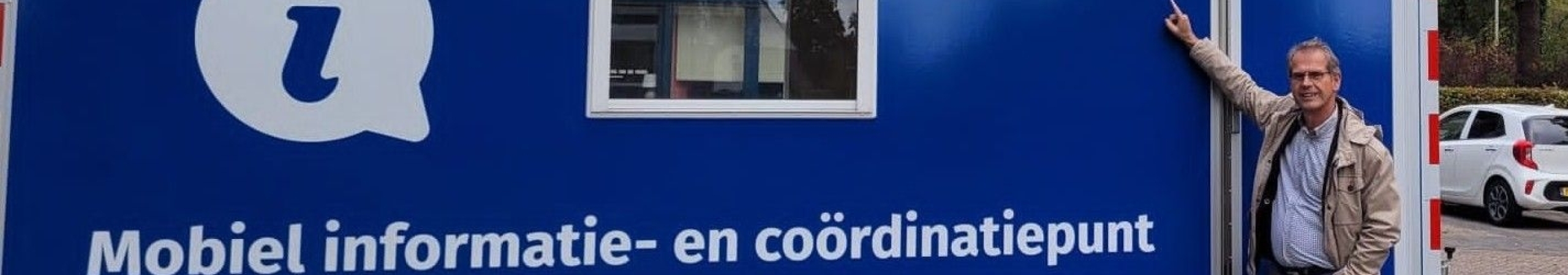 wethouder Ralf Lafleur staat bij de duurzaamheidswagen, waarin de gemeente mensen uitnodigt voor een gesprek rond groene thema’s. 