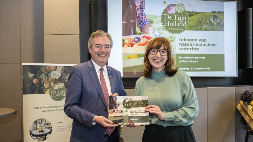Sabina Duyvesteijn overhandigt de gids natuurinclusief inkopen aan gedeputeerde Meindert Stolk
