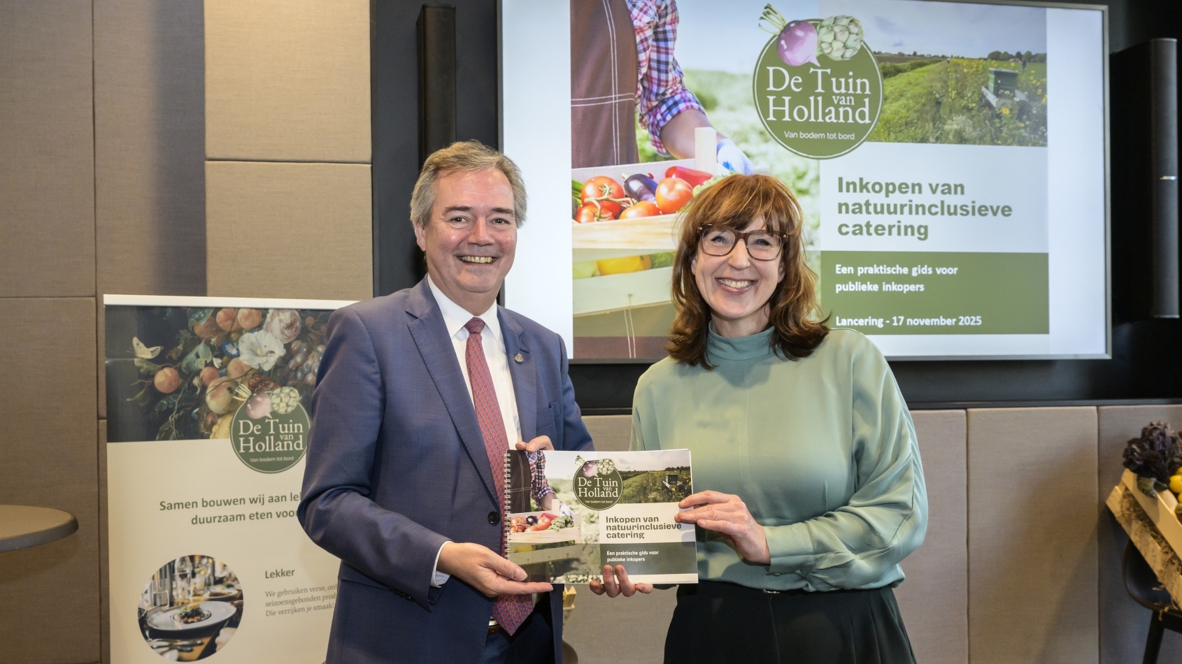 Sabina Duyvesteijn overhandigt de gids natuurinclusief inkopen aan gedeputeerde Meindert Stolk