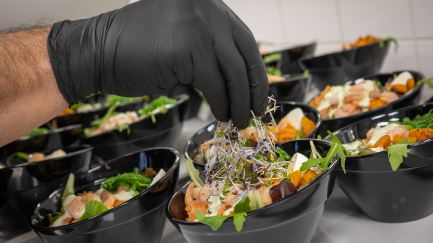 De salades voor de lunch worden voorbereid.