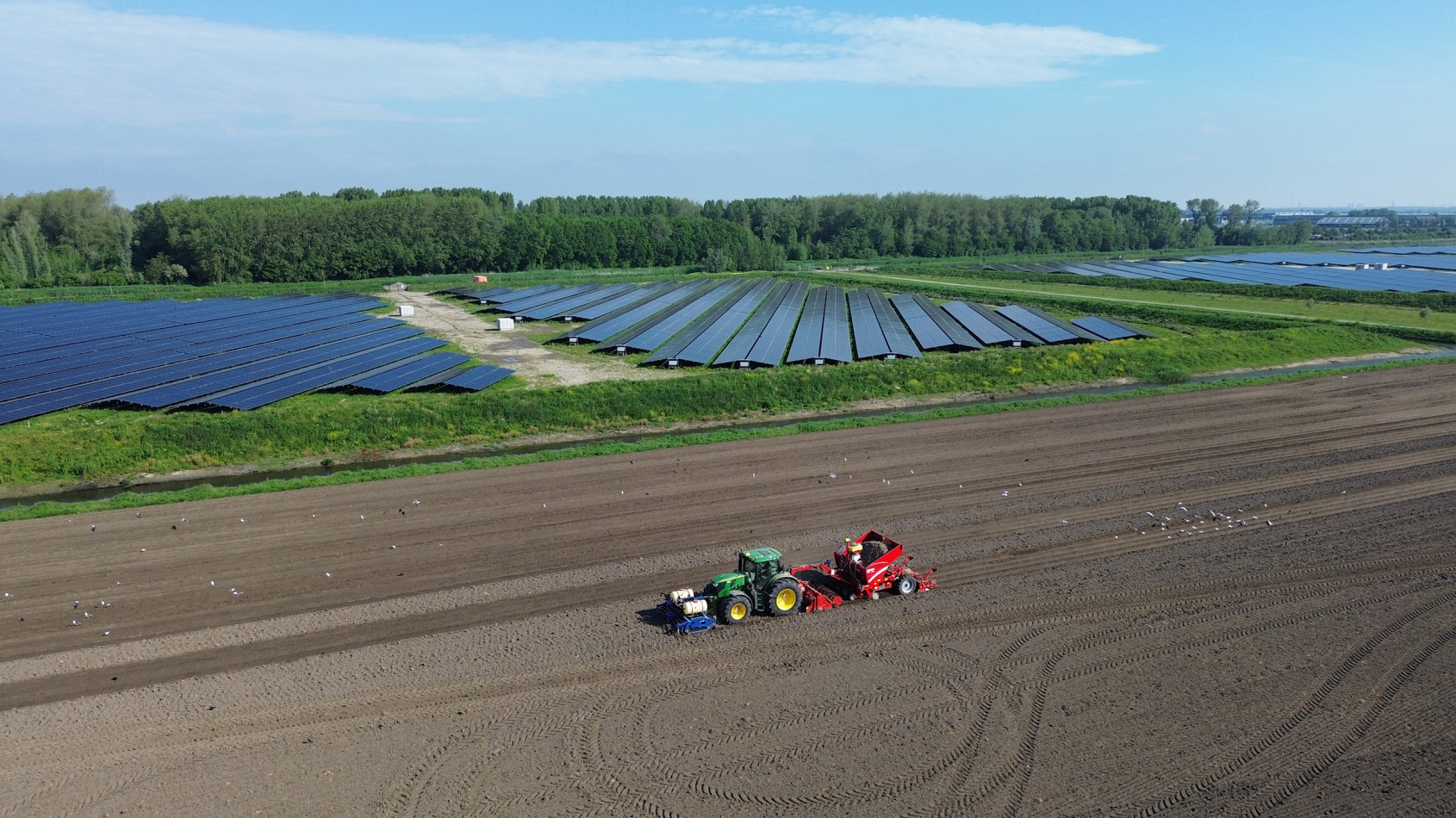 Zonnepark naast akkerveld