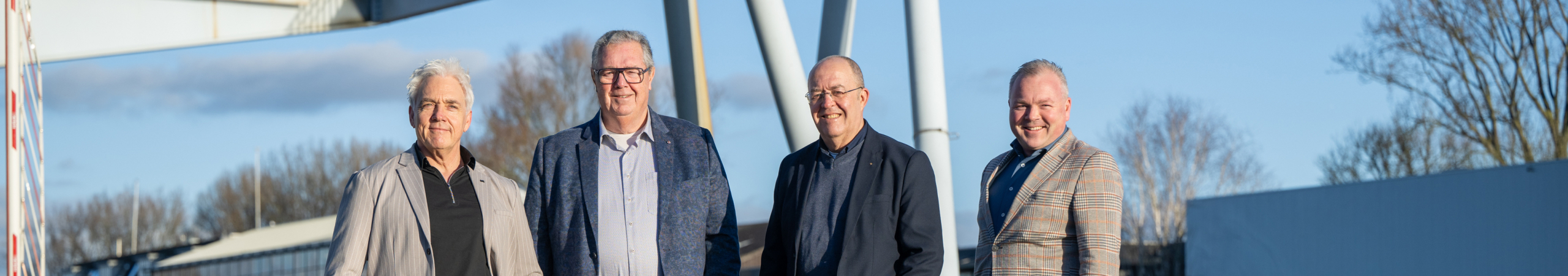 vier ambassdeurs vergroening bedrijventerreinen staan op een bedrijventerrein op de foto