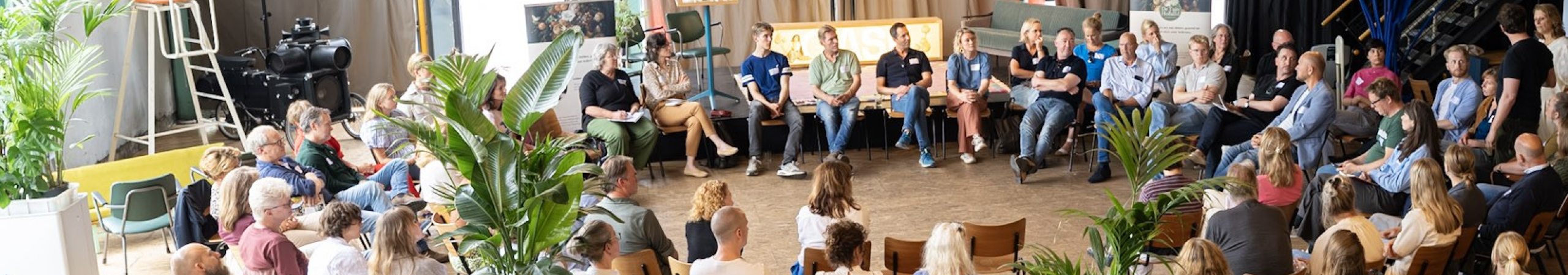 Netwerk De Tuin van Holland bij elkaar tijdens een bijeenkomst