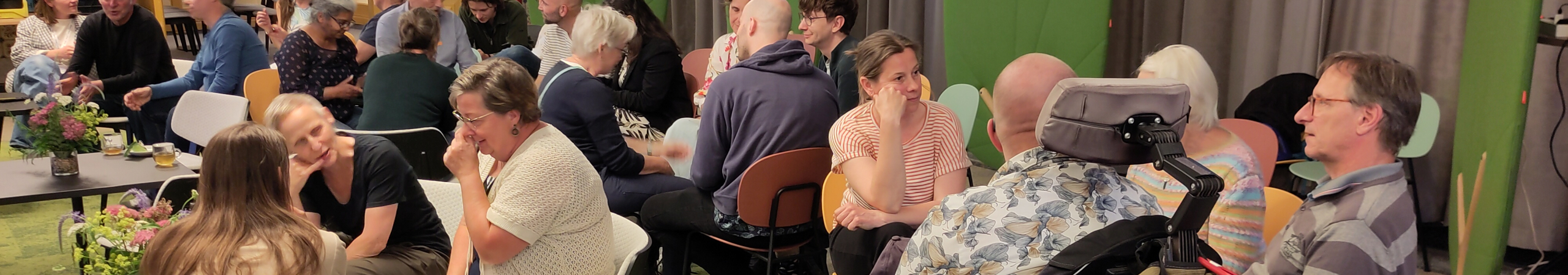 Inwoners bijeen bij een groencafe in dordrecht